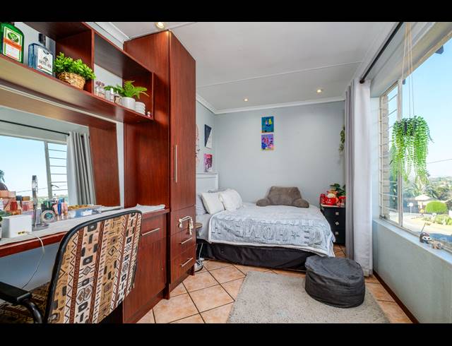 4 BEDROOM TOWNHOUSE TO LET IN SUNDOWNER